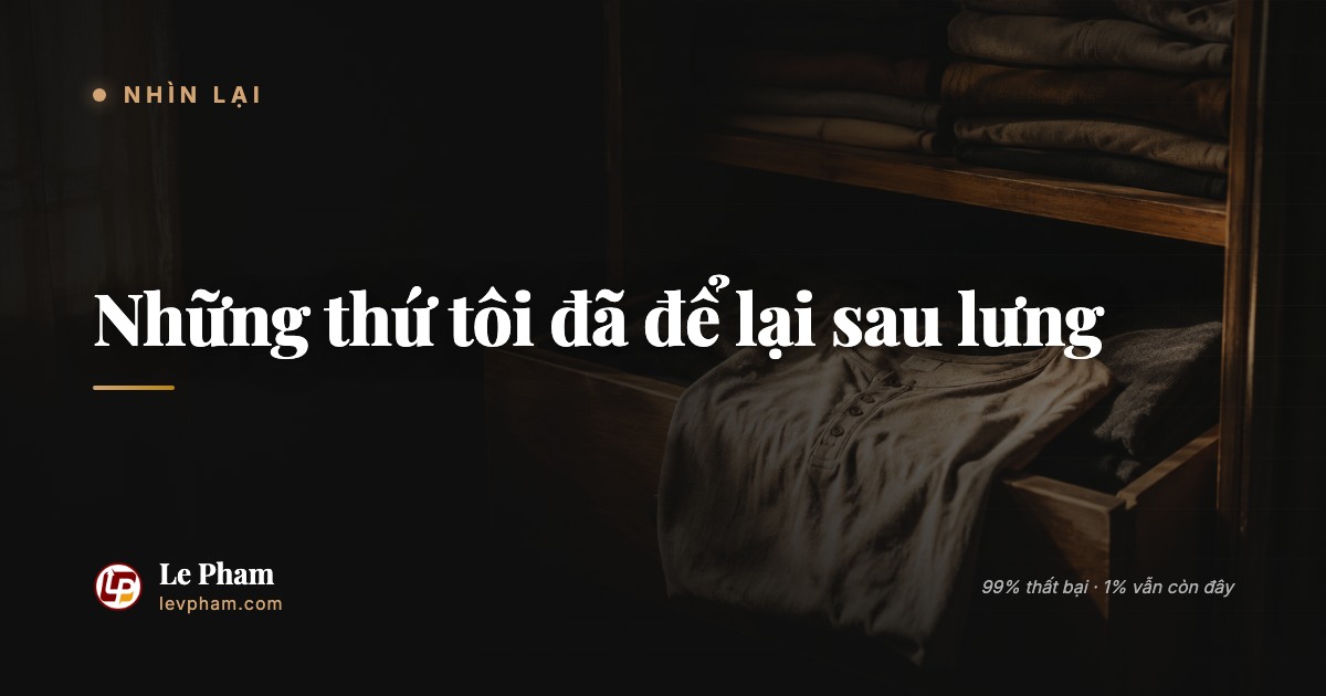 Một người đàn ông Việt đứng trước tủ áo mở, lặng lẽ chọn lựa vài chiếc để lại, bối cảnh nhà đời thường, ánh sáng tự nhiên.