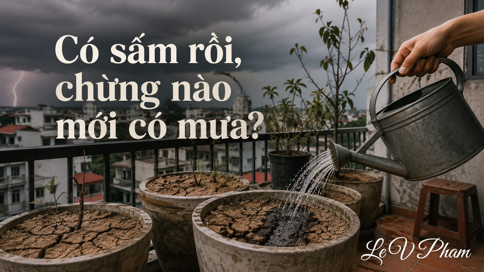 Một bàn tay đặt xuống làm việc bên khung cửa, ngoài hiên mây đen kéo tới nhưng mưa chưa rơi