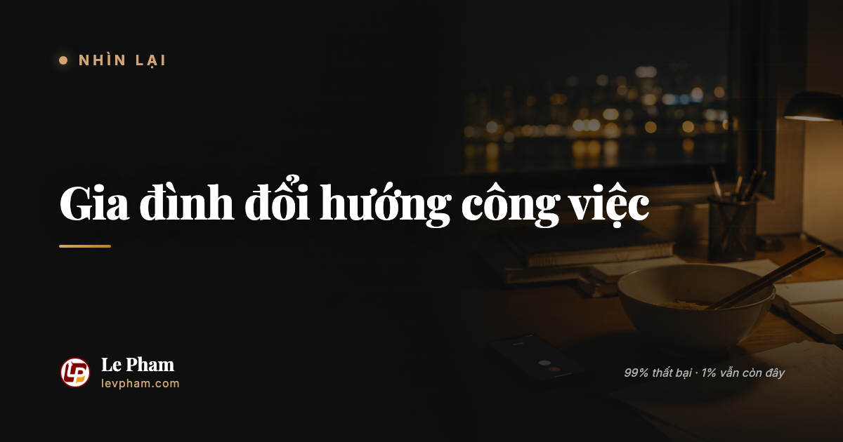 Một người đàn ông Việt tầm 35 tuổi đứng ở cửa bếp, tay cầm chìa khoá, ánh sáng vàng ấm, bàn ăn đơn giản chờ đón anh về.