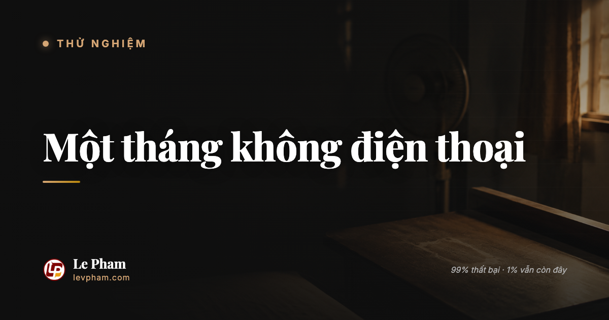 Người đàn ông Việt đứng trong phòng sáng sớm, với tay tới chỗ đặt điện thoại mà không tìm thấy, không khí nhẹ nhàng và yên lặng.
